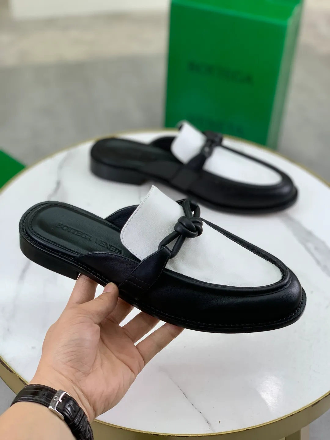 Men's shoes 💰P800 [New model] (genuine leather outsole) water-dyed cow lining 💰High-quality business couple half-slip leather shoes 💎💎💎 BOTTEGA VENETA official website synchronizes the latest top version of BV in the market, accepts material comparison, shoe type comparison, process comparison, practical and textured, versatile and suitable for any occasion, the more you look at it, the more flavorful it becomes. Purely hand-knitted craftsmanship - Upper material, calfskin imported from Italy 🇮🇹 - High-quality water-dyed cowhide lining - Original private model customized leather outsole -Size: Female 35-39 (40 ordered) Male 39-44 (38 45 can be customized) Color: Multiple colors available